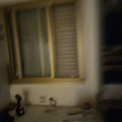 חלון עם תריסים וכלים על השולחן