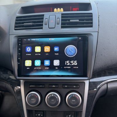 מערכת מולטימדיה ברכב עם מסך מגע ותצוגת שעון