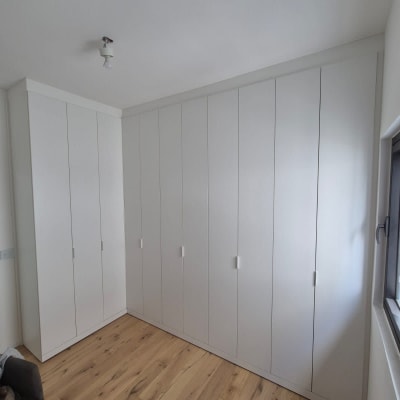 ארון בגדים לבן עם דלתות בחדר שינה