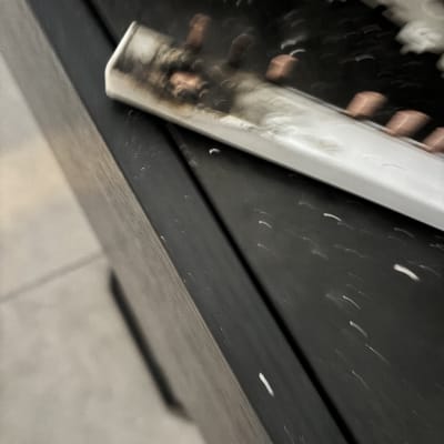 חלק חשמלי עם סימני שריפה ונזק