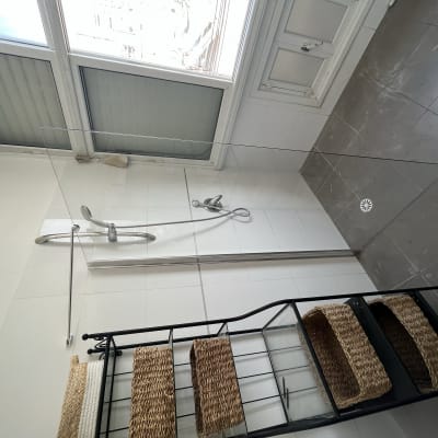 מקלחת עם ראש מקלחת וכיור