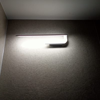 תאורה מותקנת על קיר