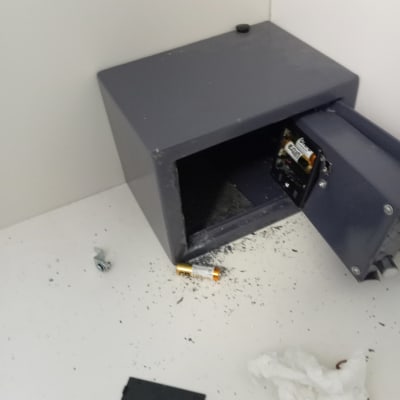 כספת פתוחה עם חלקים מפוזרים על הרצפה