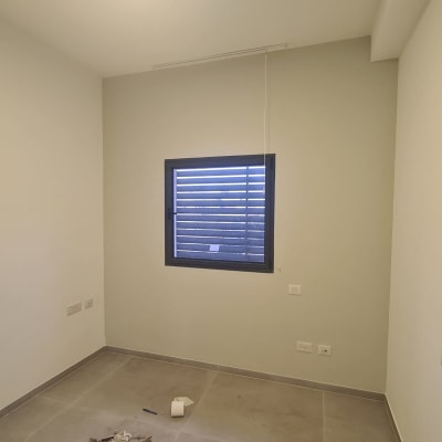 קיר צבוע בצבע בהיר עם חלון קטן