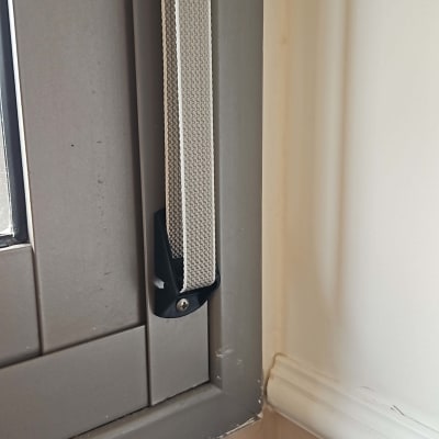 רצועת תריס אפורה עם תפסן שחור