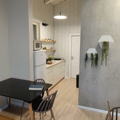 רצפת פרקט עץ בהירה במטבח מודרני