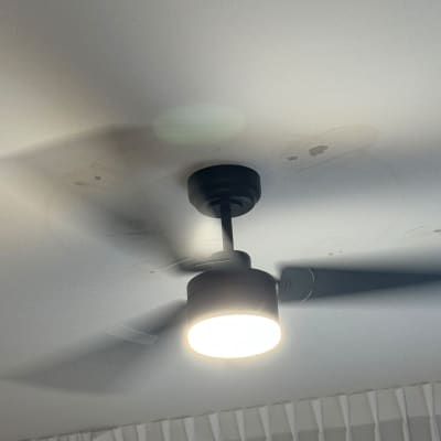 מאוורר תקרה עם תאורה דולקת בחדר