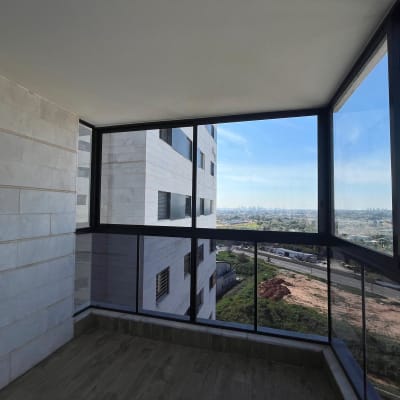 מסגרת אלומיניום לחלונות זכוכית במרפסת