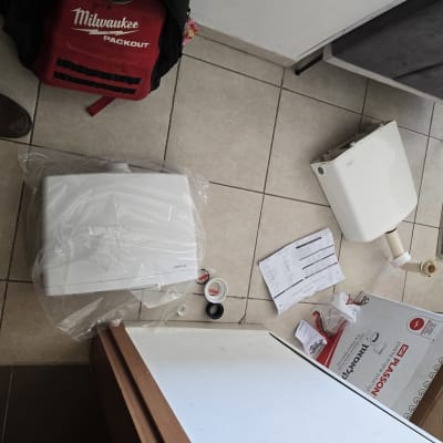 חלקי אסלה וכלים להתקנה על רצפה