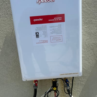 מחמם מים עם צינורות וחיבורים על קיר חיצוני