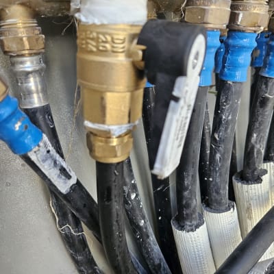 צינורות שחורים עם מחברים מוזהבים וברז פלסטיק