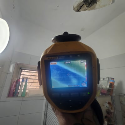 תמונה של מצלמה תרמית המכוונת לתקרה עם נזקי רטיבות
