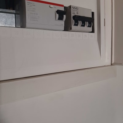 לוח חשמל עם מפסקים ומתגים