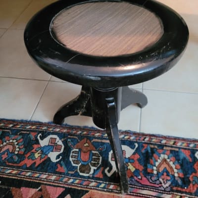 שרפרף עץ שחור על שטיח צבעוני