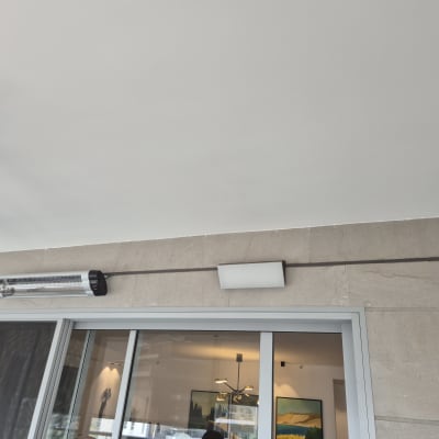 תנור חימום מותקן על קיר חיצוני