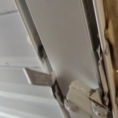 תמונה של תריס עם חלקי מתכת