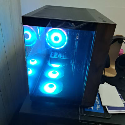 מחשב עם מאווררים מוארים בכחול על שולחן