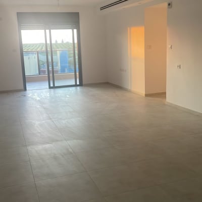 חדר עם קירות גבס ותאורה טבעית