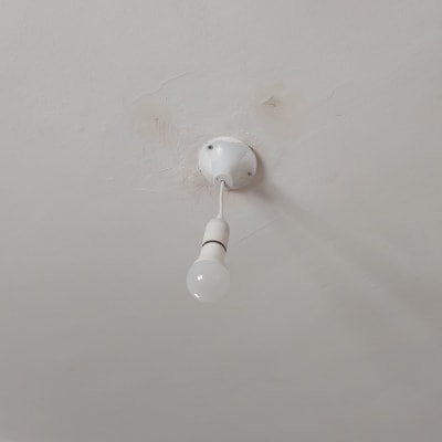 נורה תלויה מהתקרה עם חוט חשמל