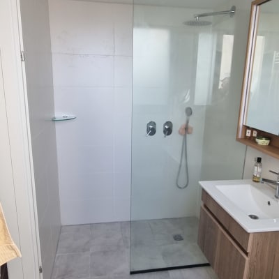 מקלחון זכוכית בחדר אמבטיה מודרני