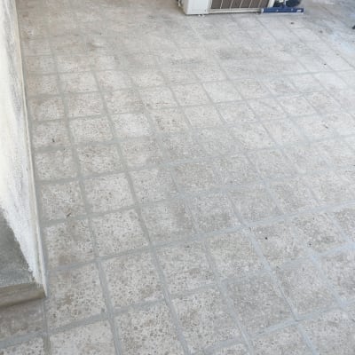 רצפת אריחים עם קווי איטום אפורים