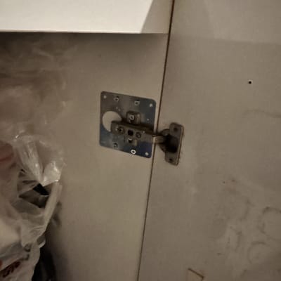 תמונה של מנעול דלת ארון עם תיקונים