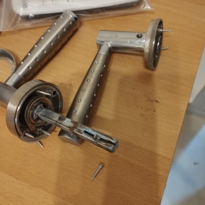 ידיות דלת מתכתיות על שולחן עץ