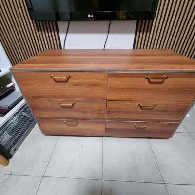 שידה מעץ עם ידיות מתכת מוזהבות