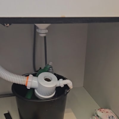 צינור וניקוז מתחת לכיור במטבח