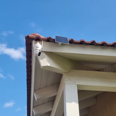 מצלמת אבטחה מותקנת על גג עם פאנל סולארי