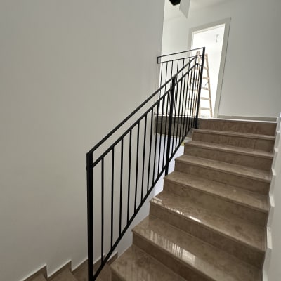 מעקה מתכת על גרם מדרגות פנימי