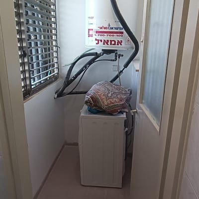 דוד שמש עם צינורות מחוברים בחדר שירות