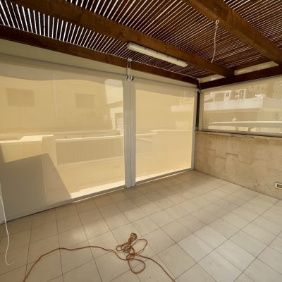 סוככים חיצוניים שקופים על מרפסת עם גג עץ