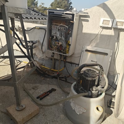 מערכת גז טכנית עם צינורות וכלים על גג.