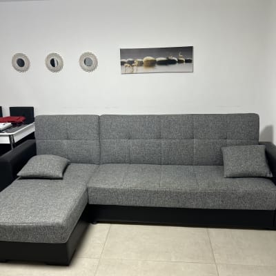 ספה אפורה עם כריות בחדר מגורים