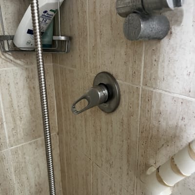 ברז מקלחת עם צינור ומדף סבונים