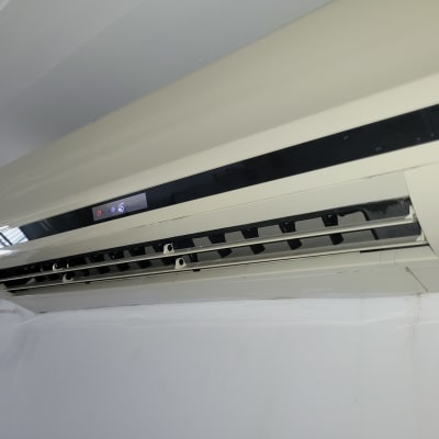 מזגן מותקן על קיר עם תצוגה דיגיטלית