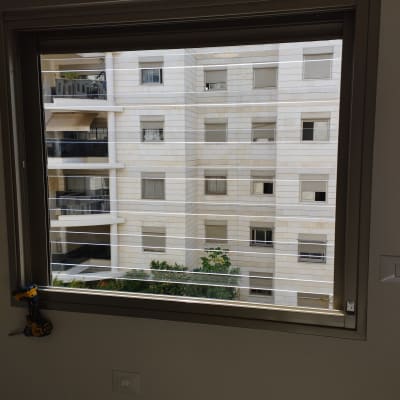 מסגרת חלון אלומיניום עם מקדחה על הקיר