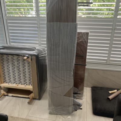 רהיטים עטופים בניילון מוכנים להובלה