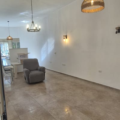 קירות צבועים בלבן עם תאורה תלויה