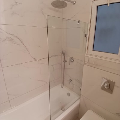 חדר אמבטיה משופץ עם מקלחון זכוכית וברז חדש