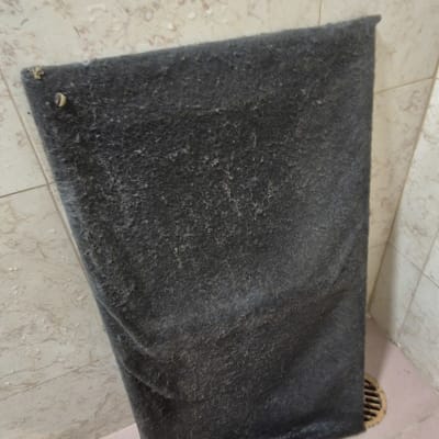 פילטר מזגן מלוכלך מונח על רצפה