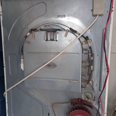 חלק אחורי של מכשיר חשמלי עם חוטים וחיבורים