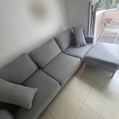 ספה אפורה ליד מרפסת עם כיסא