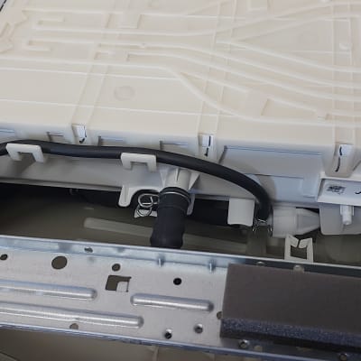 חלקים פנימיים של מכשיר חשמלי עם חיבורים וכבלים