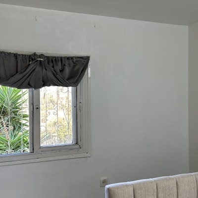 חלון עם מסגרת אטומה וילון כהה