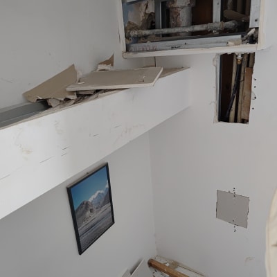 תיקון קיר עם כלי עבודה וחלקי גבס