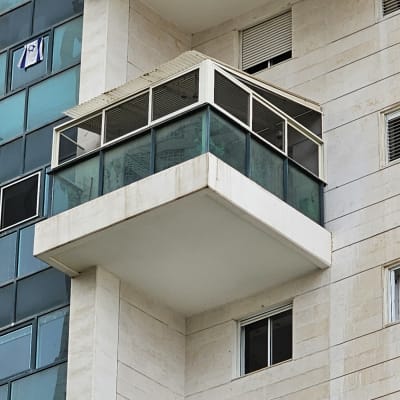 מעקה אלומיניום במרפסת בניין מודרני