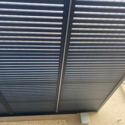 תיבת חשמל מותקנת על קיר מתחת לתקרה