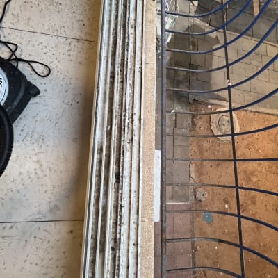 מסילות חלון מלוכלכות עם לכלוך ואבק